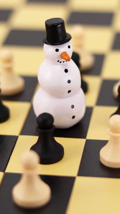 Download wallpaper 2160x3840 chess, snowman, figures, pawns, chess board, game samsung galaxy s4, s5, note, sony xperia z, z1, z2, z3, htc one, lenovo vibe hd background