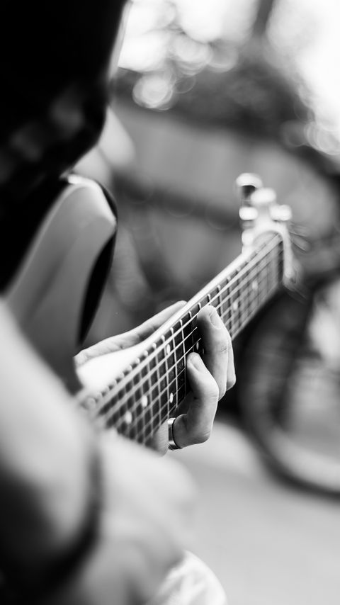 Download wallpaper 2160x3840 guitar, guitarist, bw, blur, musical instrument samsung galaxy s4, s5, note, sony xperia z, z1, z2, z3, htc one, lenovo vibe hd background