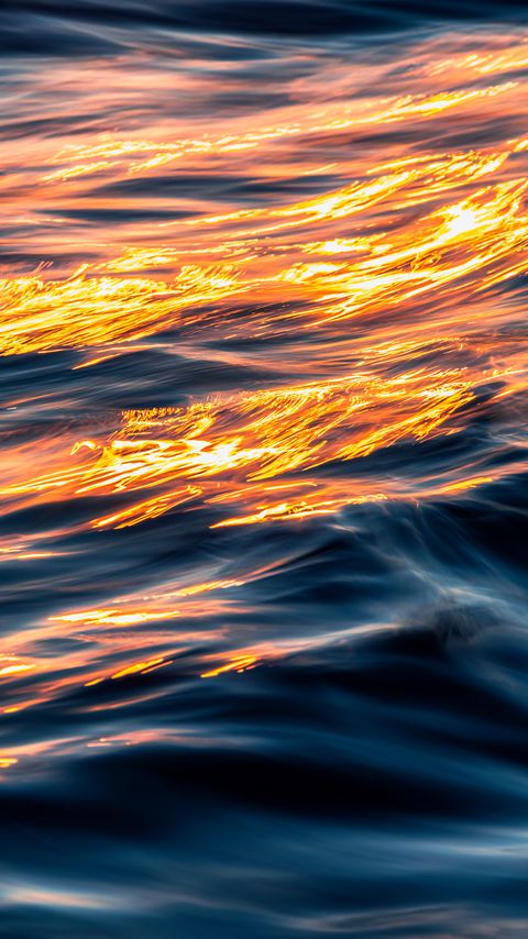 Download wallpaper 2160x3840 waves, gleam, ripples, water, surface samsung galaxy s4, s5, note, sony xperia z, z1, z2, z3, htc one, lenovo vibe hd background