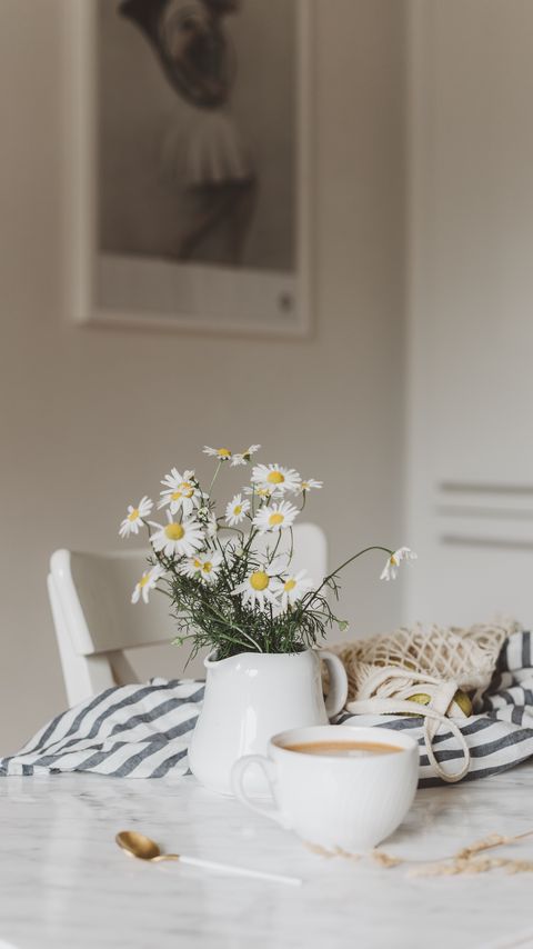 Download wallpaper 2160x3840 daisies, bouquet, vase, cup, tea samsung galaxy s4, s5, note, sony xperia z, z1, z2, z3, htc one, lenovo vibe hd background
