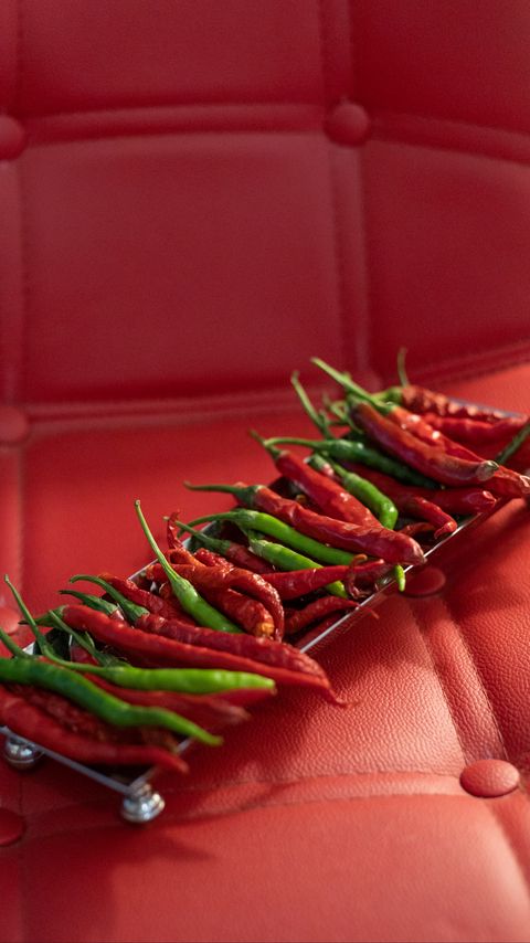 Download wallpaper 2160x3840 chili pepper, pepper, vegetables, tray samsung galaxy s4, s5, note, sony xperia z, z1, z2, z3, htc one, lenovo vibe hd background