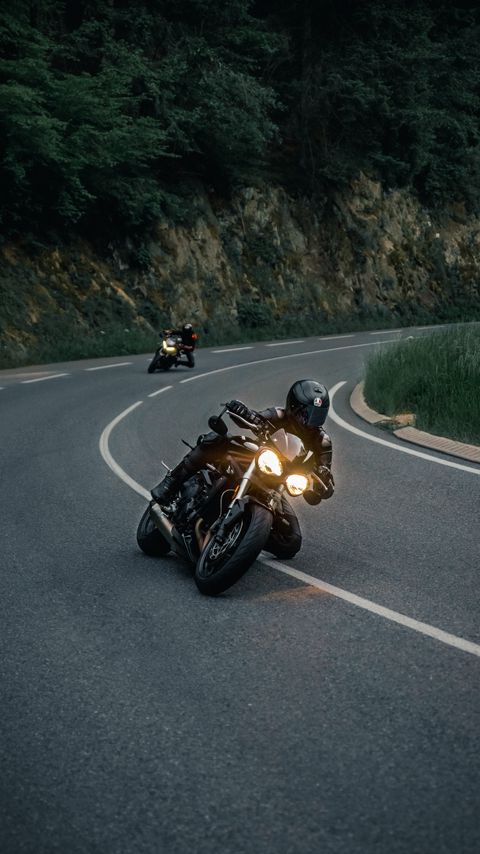 Download wallpaper 2160x3840 motorcycles, motorcyclist, helmet, pursuit, road samsung galaxy s4, s5, note, sony xperia z, z1, z2, z3, htc one, lenovo vibe hd background