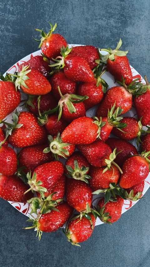 Download wallpaper 2160x3840 strawberries, fruits, berry, texture samsung galaxy s4, s5, note, sony xperia z, z1, z2, z3, htc one, lenovo vibe hd background