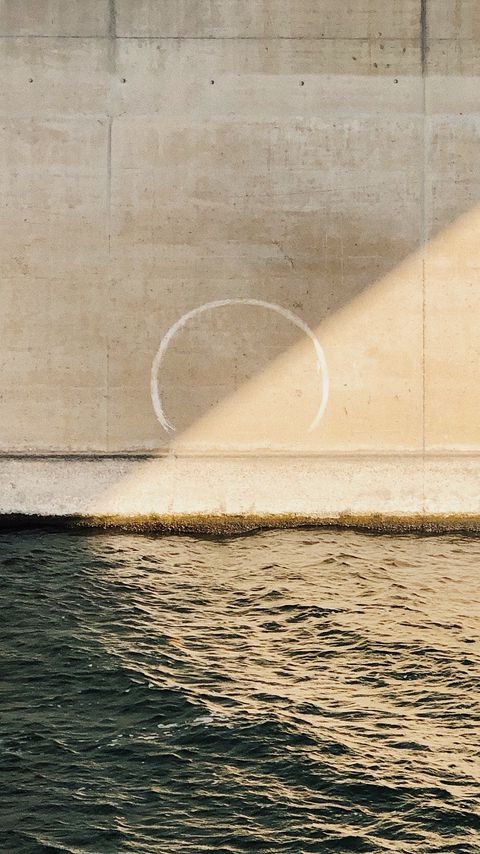 Download wallpaper 2160x3840 wall, water, waves, circle samsung galaxy s4, s5, note, sony xperia z, z1, z2, z3, htc one, lenovo vibe hd background