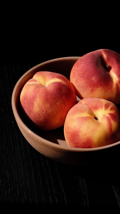 Download wallpaper 2160x3840 peaches, fruit, plate, table samsung galaxy s4, s5, note, sony xperia z, z1, z2, z3, htc one, lenovo vibe hd background