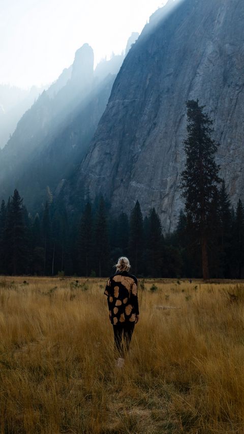 Download wallpaper 2160x3840 girl, alone, nature, mountains, grass samsung galaxy s4, s5, note, sony xperia z, z1, z2, z3, htc one, lenovo vibe hd background