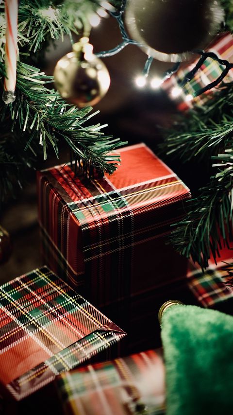 Download wallpaper 2160x3840 gifts, boxes, garlands, decorations, tree, christmas, new year samsung galaxy s4, s5, note, sony xperia z, z1, z2, z3, htc one, lenovo vibe hd background
