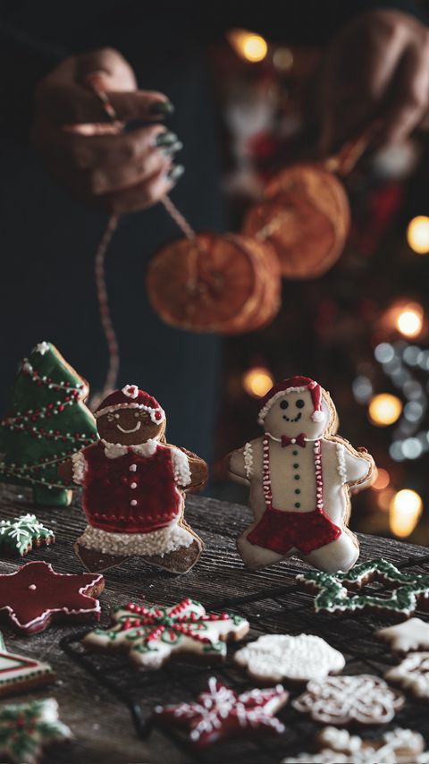 Download wallpaper 2160x3840 gingerbread, cookies, figurines, christmas, new year, holiday samsung galaxy s4, s5, note, sony xperia z, z1, z2, z3, htc one, lenovo vibe hd background