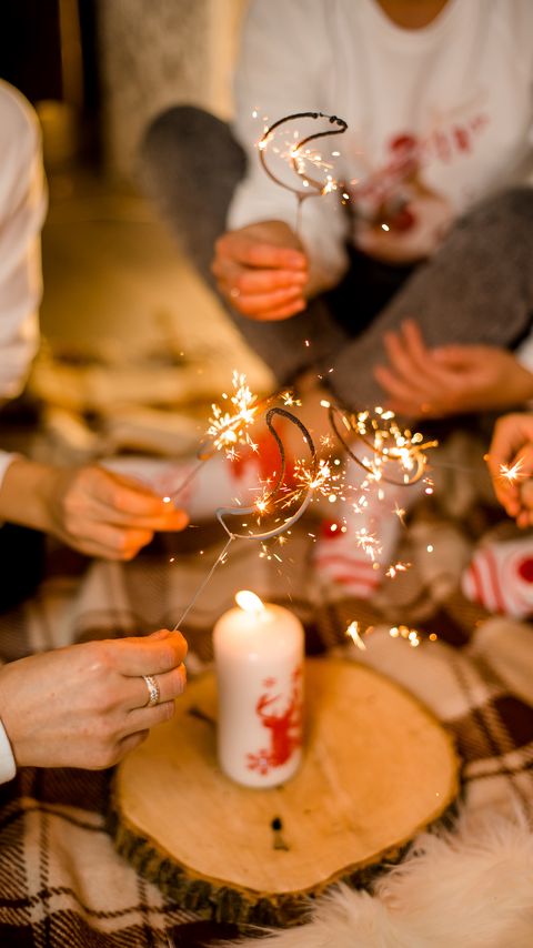 Download wallpaper 2160x3840 sparklers, sparks, candle, people, holiday samsung galaxy s4, s5, note, sony xperia z, z1, z2, z3, htc one, lenovo vibe hd background
