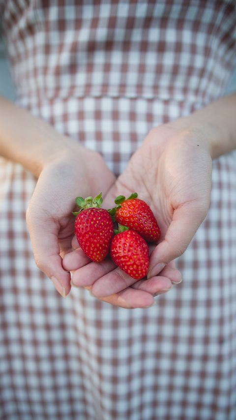Download wallpaper 2160x3840 strawberries, berries, hands, girl samsung galaxy s4, s5, note, sony xperia z, z1, z2, z3, htc one, lenovo vibe hd background