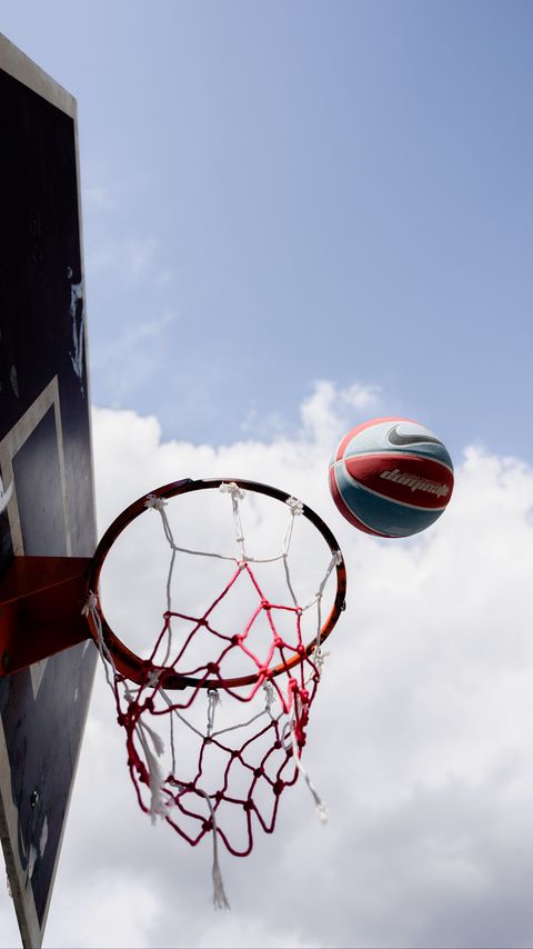 Download wallpaper 2160x3840 basketball hoop, ball, basketball, game, sport, sports samsung galaxy s4, s5, note, sony xperia z, z1, z2, z3, htc one, lenovo vibe hd background