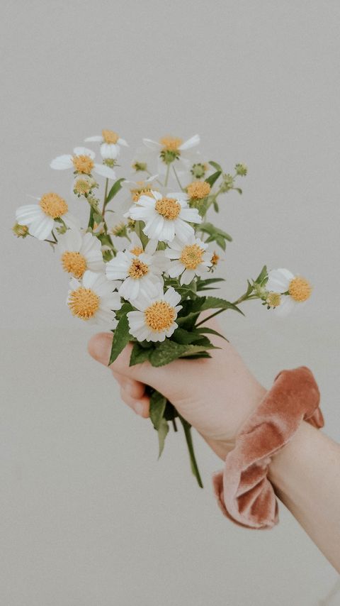 Download wallpaper 2160x3840 bouquet, flowers, hand, white samsung galaxy s4, s5, note, sony xperia z, z1, z2, z3, htc one, lenovo vibe hd background