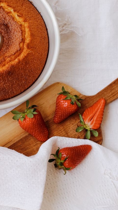 Download wallpaper 2160x3840 cake, pastries, strawberries, berries, dessert samsung galaxy s4, s5, note, sony xperia z, z1, z2, z3, htc one, lenovo vibe hd background