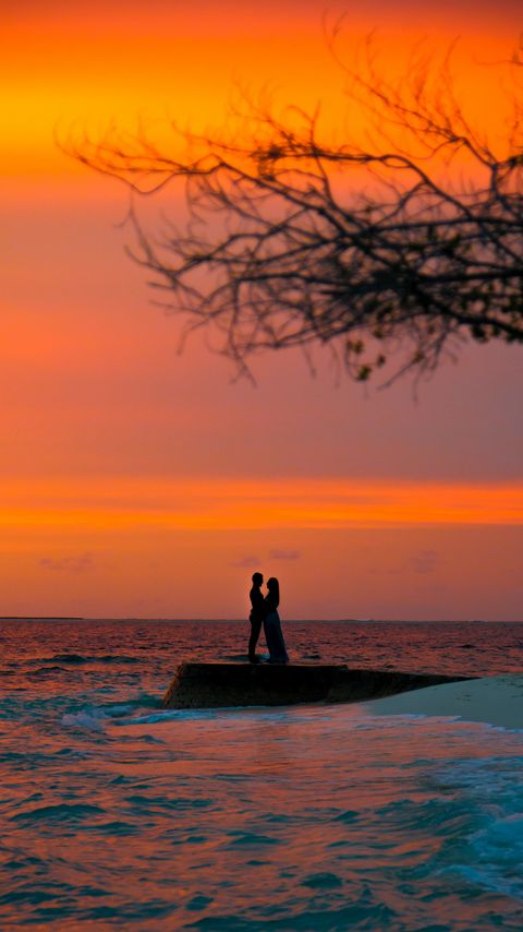 Download wallpaper 2160x3840 couple, silhouettes, love, sea, sunset, dark samsung galaxy s4, s5, note, sony xperia z, z1, z2, z3, htc one, lenovo vibe hd background