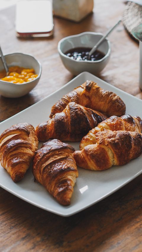 Download wallpaper 2160x3840 croissants, dessert, breakfast samsung galaxy s4, s5, note, sony xperia z, z1, z2, z3, htc one, lenovo vibe hd background