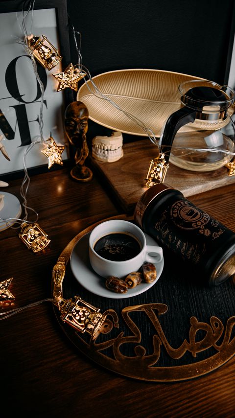 Download wallpaper 2160x3840 cup, garland, coffee, drink, still life samsung galaxy s4, s5, note, sony xperia z, z1, z2, z3, htc one, lenovo vibe hd background