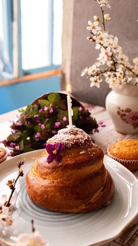 Download wallpaper 2160x3840 cupcake, candle, flowers, dessert samsung galaxy s4, s5, note, sony xperia z, z1, z2, z3, htc one, lenovo vibe hd background