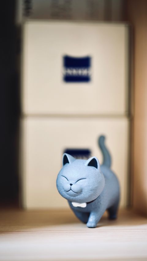 Download wallpaper 2160x3840 figurine, cat, cute, funny samsung galaxy s4, s5, note, sony xperia z, z1, z2, z3, htc one, lenovo vibe hd background