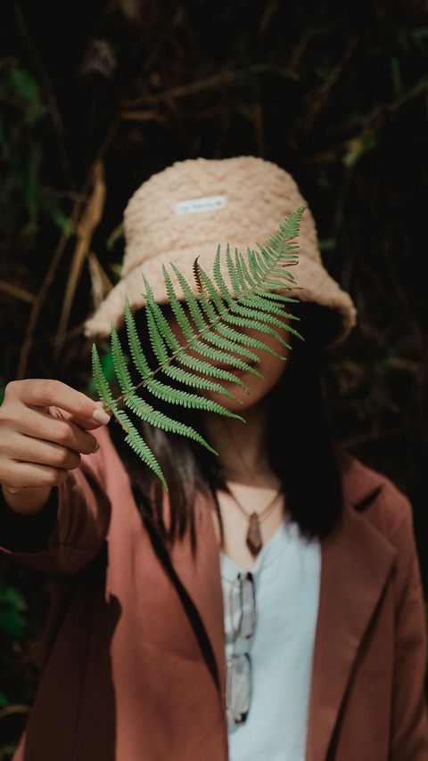 Download wallpaper 2160x3840 girl, fern, leaf, hand, hat, style samsung galaxy s4, s5, note, sony xperia z, z1, z2, z3, htc one, lenovo vibe hd background