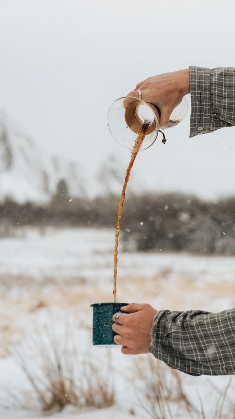 Download wallpaper 2160x3840 hands, mug, coffee, snow, winter samsung galaxy s4, s5, note, sony xperia z, z1, z2, z3, htc one, lenovo vibe hd background