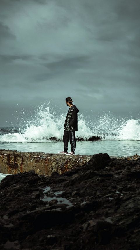 Download wallpaper 2160x3840 man, alone, coast, spray, water samsung galaxy s4, s5, note, sony xperia z, z1, z2, z3, htc one, lenovo vibe hd background