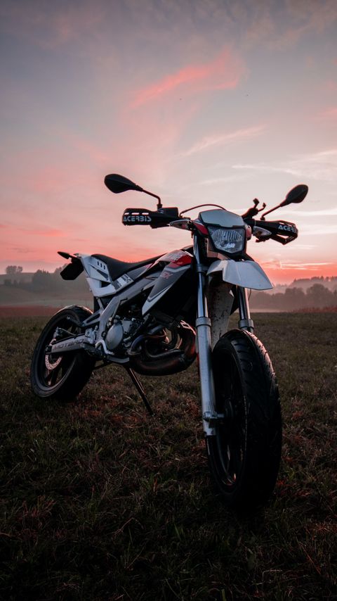 Download wallpaper 2160x3840 motorcycle, bike, field, sunset samsung galaxy s4, s5, note, sony xperia z, z1, z2, z3, htc one, lenovo vibe hd background