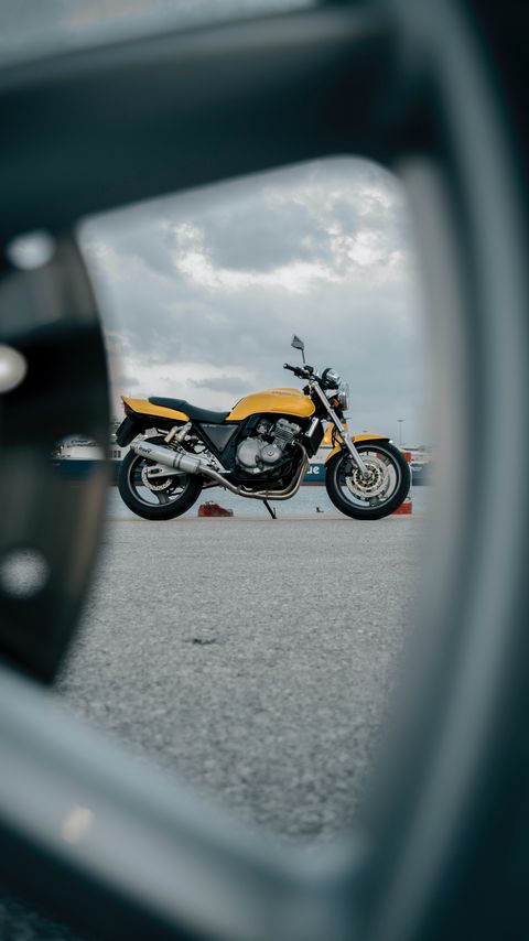 Download wallpaper 2160x3840 motorcycle, bike, yellow, road samsung galaxy s4, s5, note, sony xperia z, z1, z2, z3, htc one, lenovo vibe hd background