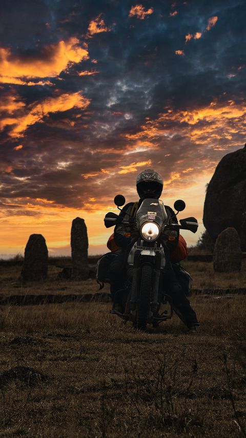 Download wallpaper 2160x3840 motorcycle, motorcyclist, bike, biker, moto, field samsung galaxy s4, s5, note, sony xperia z, z1, z2, z3, htc one, lenovo vibe hd background