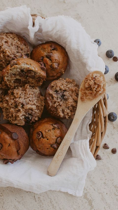 Download wallpaper 2160x3840 muffins, pastries, basket, spoon, dessert samsung galaxy s4, s5, note, sony xperia z, z1, z2, z3, htc one, lenovo vibe hd background