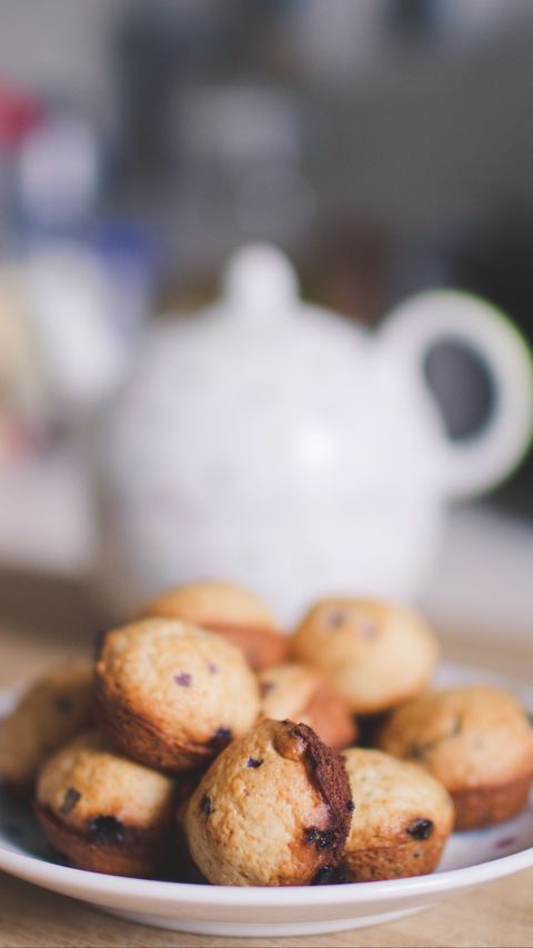 Download wallpaper 2160x3840 muffins, pastries, plate, dessert samsung galaxy s4, s5, note, sony xperia z, z1, z2, z3, htc one, lenovo vibe hd background