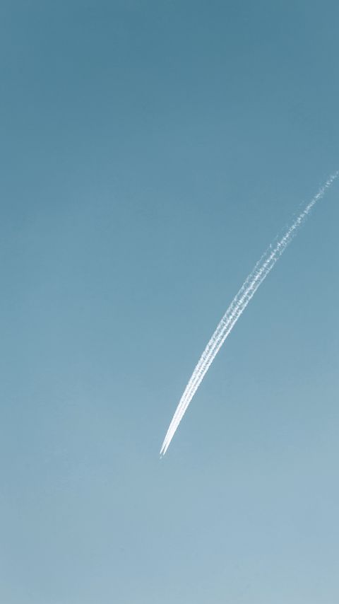 Download wallpaper 2160x3840 plane, trail, sky, minimalism samsung galaxy s4, s5, note, sony xperia z, z1, z2, z3, htc one, lenovo vibe hd background