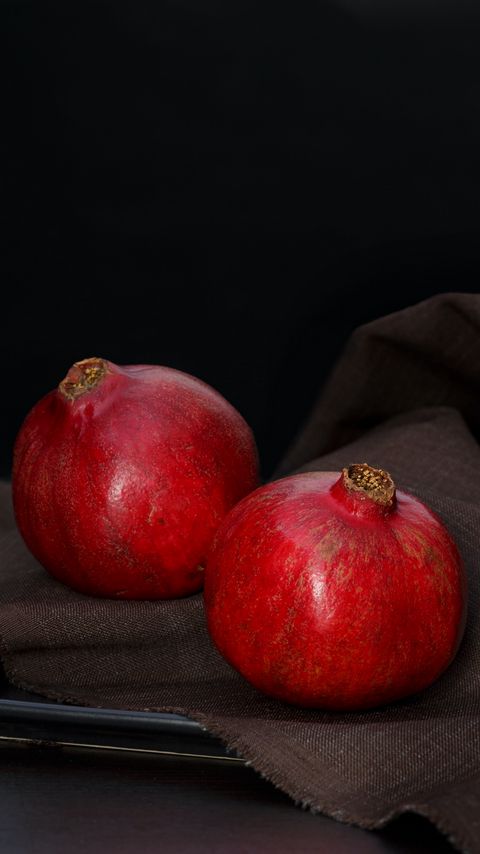 Download wallpaper 2160x3840 pomegranates, fruit, plate, still life samsung galaxy s4, s5, note, sony xperia z, z1, z2, z3, htc one, lenovo vibe hd background