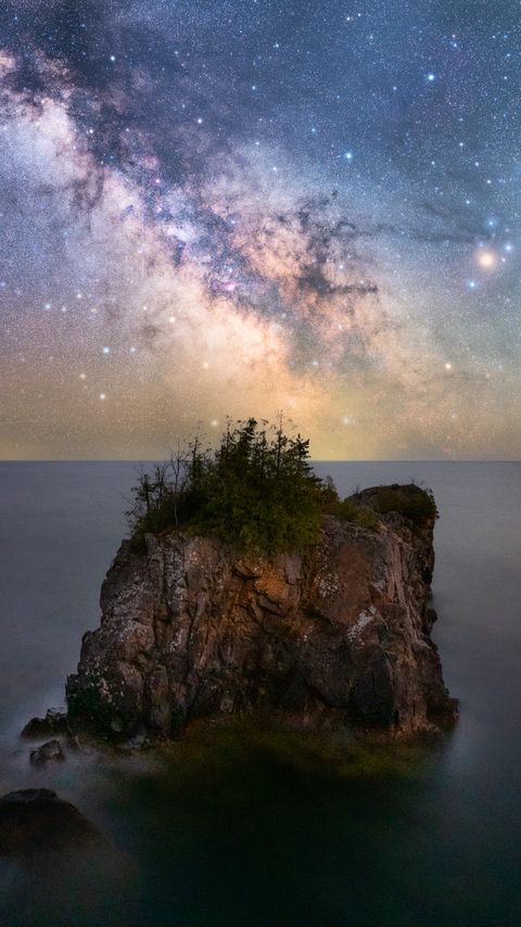 Download wallpaper 2160x3840 rock, ocean, milky way, stars, sky, night samsung galaxy s4, s5, note, sony xperia z, z1, z2, z3, htc one, lenovo vibe hd background