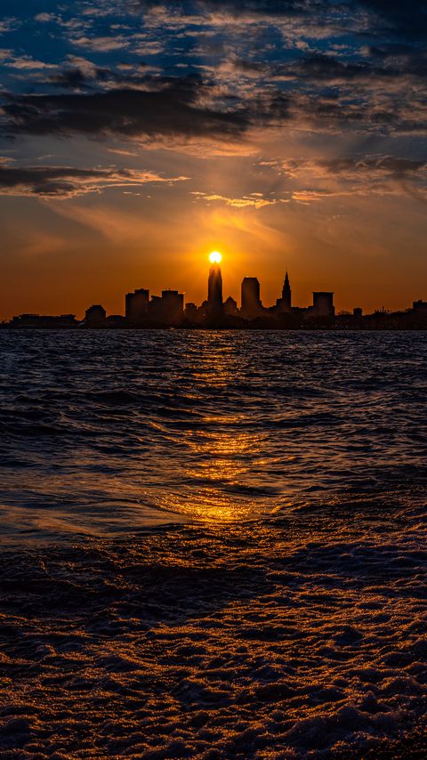 Download wallpaper 2160x3840 sea, sunset, city, buildings, silhouette, dusk samsung galaxy s4, s5, note, sony xperia z, z1, z2, z3, htc one, lenovo vibe hd background