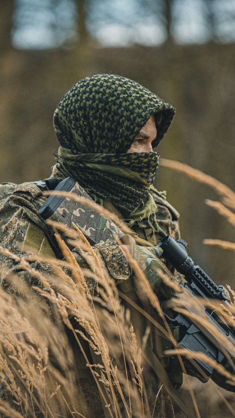 Download wallpaper 2160x3840 sniper, rifle, camouflage, grass, army samsung galaxy s4, s5, note, sony xperia z, z1, z2, z3, htc one, lenovo vibe hd background