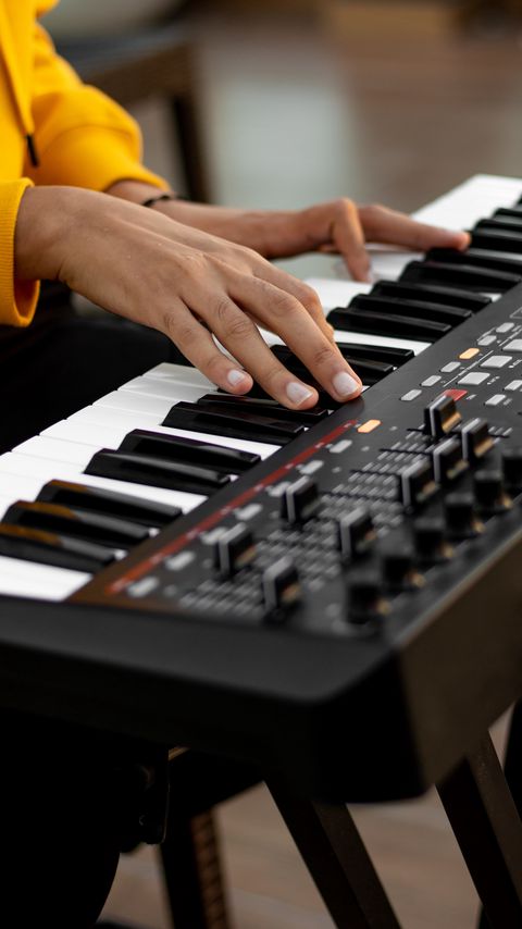 Download wallpaper 2160x3840 synthesizer, keys, hands, musical instrument, music samsung galaxy s4, s5, note, sony xperia z, z1, z2, z3, htc one, lenovo vibe hd background