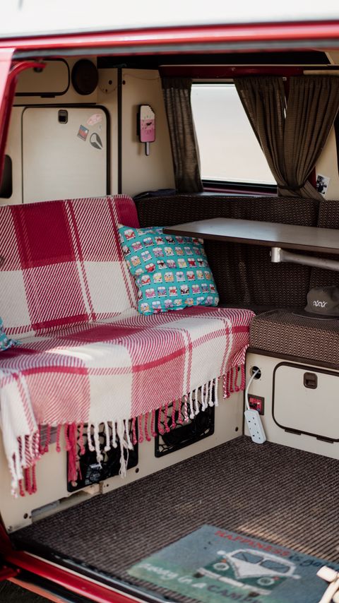 Download wallpaper 2160x3840 van, pillow, table, plaid, interior, mobile home samsung galaxy s4, s5, note, sony xperia z, z1, z2, z3, htc one, lenovo vibe hd background