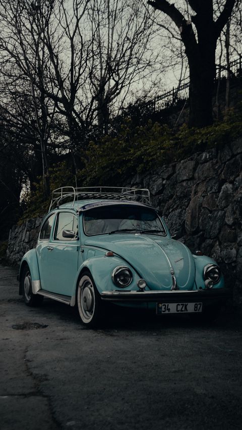 Download wallpaper 2160x3840 volkswagen beatle, volkswagen, car, retro, old, blue samsung galaxy s4, s5, note, sony xperia z, z1, z2, z3, htc one, lenovo vibe hd background