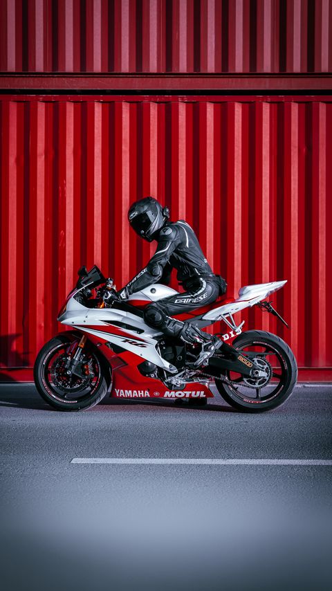 Download wallpaper 2160x3840 yamaha, motorcycle, bike, red, motorcyclist, helmet samsung galaxy s4, s5, note, sony xperia z, z1, z2, z3, htc one, lenovo vibe hd background