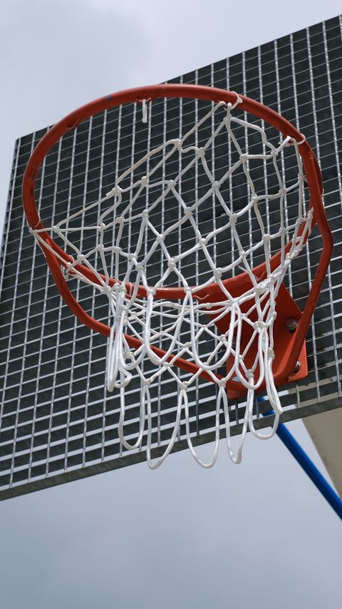 Download wallpaper 2160x3840 basketball hoop, basketball, net, sports, clouds samsung galaxy s4, s5, note, sony xperia z, z1, z2, z3, htc one, lenovo vibe hd background