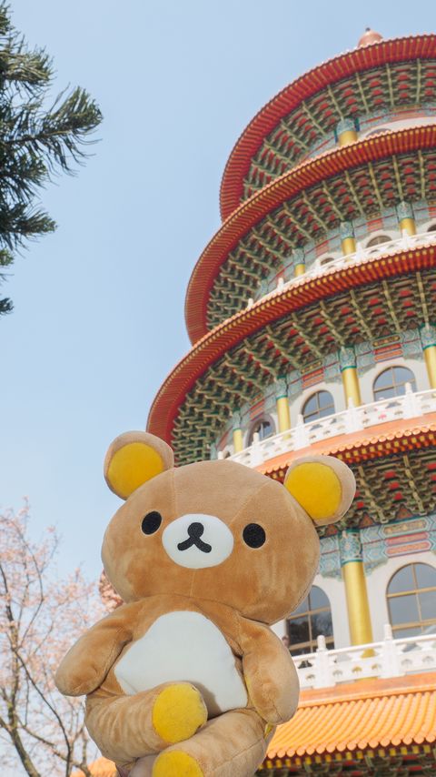 Download wallpaper 2160x3840 bear cub, toy, cute, building, architecture samsung galaxy s4, s5, note, sony xperia z, z1, z2, z3, htc one, lenovo vibe hd background