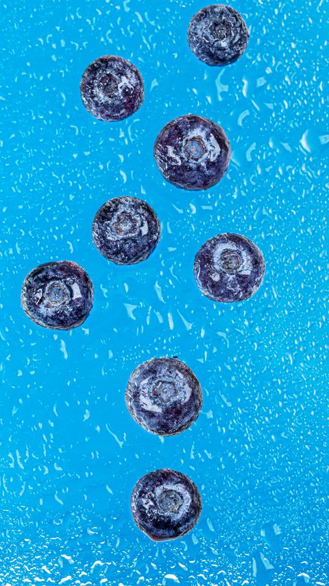 Download wallpaper 2160x3840 blueberries, berries, drops, wet, macro, blue samsung galaxy s4, s5, note, sony xperia z, z1, z2, z3, htc one, lenovo vibe hd background