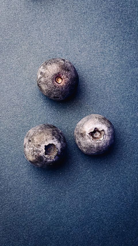 Download wallpaper 2160x3840 blueberries, berries, macro samsung galaxy s4, s5, note, sony xperia z, z1, z2, z3, htc one, lenovo vibe hd background