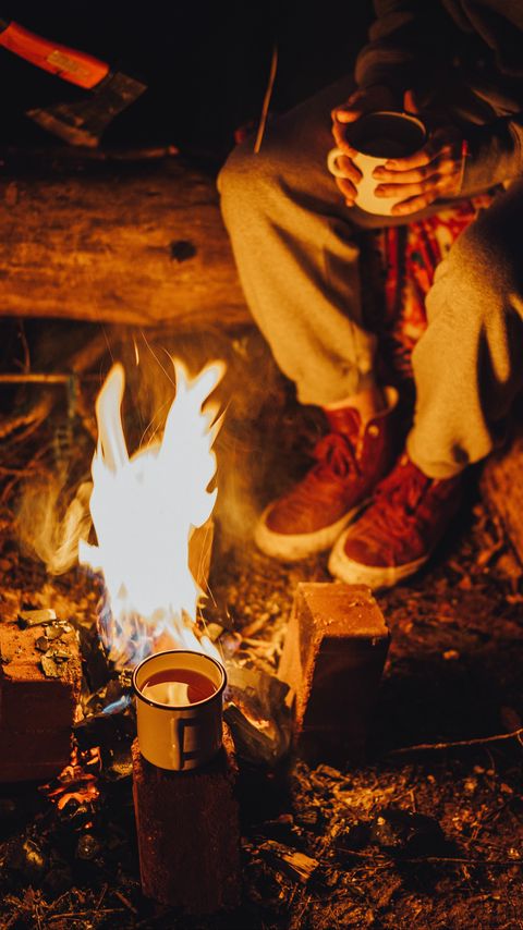 Download wallpaper 2160x3840 bonfire, mug, tea, camping, rest samsung galaxy s4, s5, note, sony xperia z, z1, z2, z3, htc one, lenovo vibe hd background