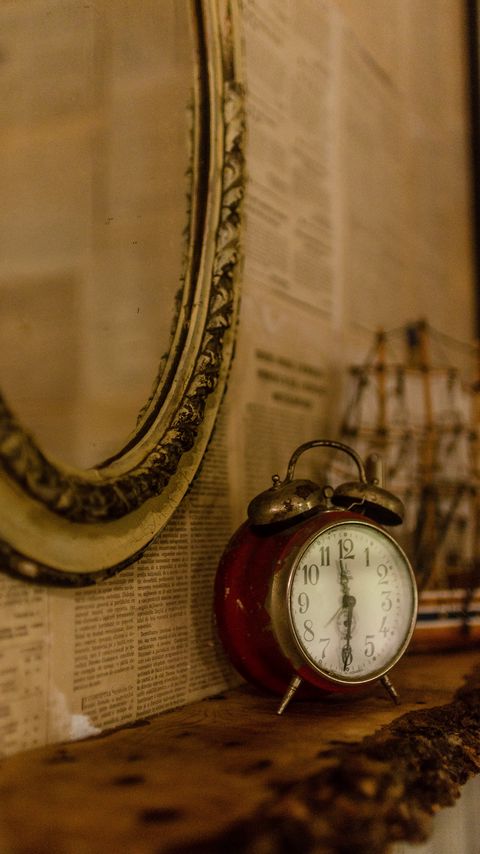 Download wallpaper 2160x3840 clock, mirror, interior, vintage samsung galaxy s4, s5, note, sony xperia z, z1, z2, z3, htc one, lenovo vibe hd background