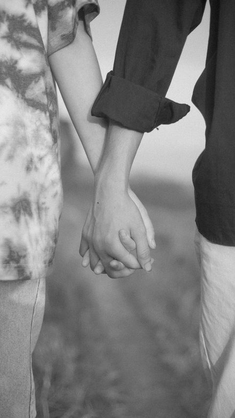 Download wallpaper 2160x3840 couple, hands, love, romance, black and white, bw samsung galaxy s4, s5, note, sony xperia z, z1, z2, z3, htc one, lenovo vibe hd background