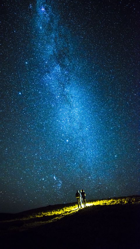 Download wallpaper 2160x3840 couple, hill, sky, stars, night, dark samsung galaxy s4, s5, note, sony xperia z, z1, z2, z3, htc one, lenovo vibe hd background