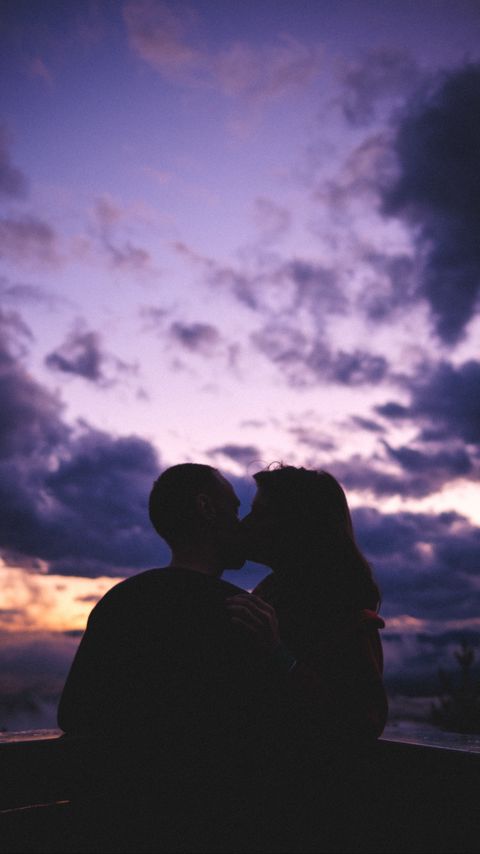 Download wallpaper 2160x3840 couple, kiss, love, sunset, dark samsung galaxy s4, s5, note, sony xperia z, z1, z2, z3, htc one, lenovo vibe hd background