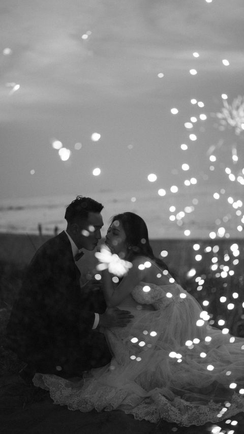 Download wallpaper 2160x3840 couple, love, wedding, sparks, black and white samsung galaxy s4, s5, note, sony xperia z, z1, z2, z3, htc one, lenovo vibe hd background