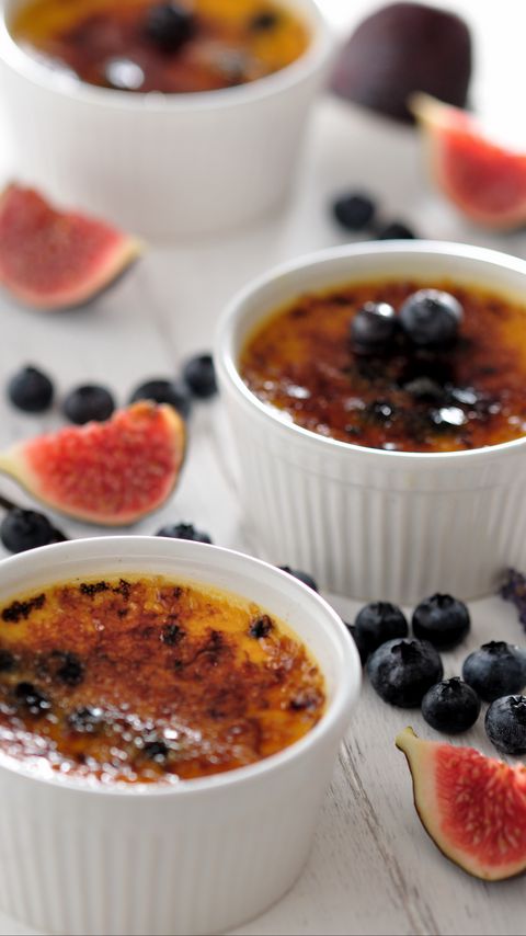 Download wallpaper 2160x3840 creme brulee, figs, blueberries, dessert samsung galaxy s4, s5, note, sony xperia z, z1, z2, z3, htc one, lenovo vibe hd background